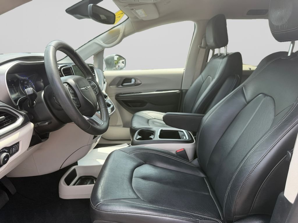 Used 2022 White Chrysler Touring L image 10