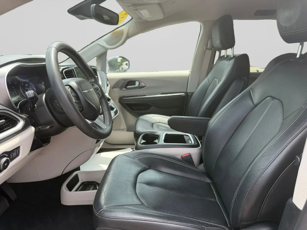 Used 2022 White Chrysler Touring L image 10
