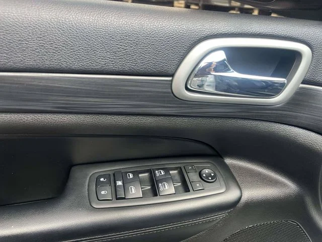 Used 2020 White Jeep Altitude image 19