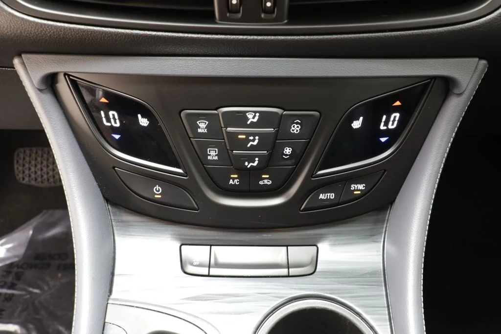 Used 2020 Summit White Buick Essence image 12