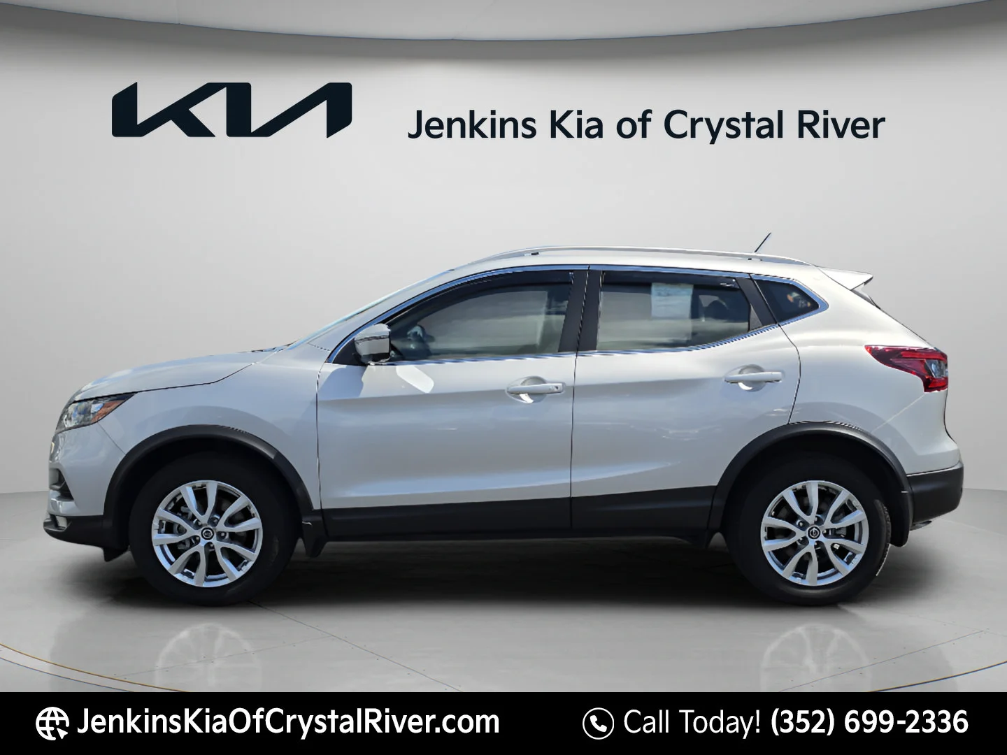 Used 2020 Brilliant Silver Metallic Nissan SV image 9