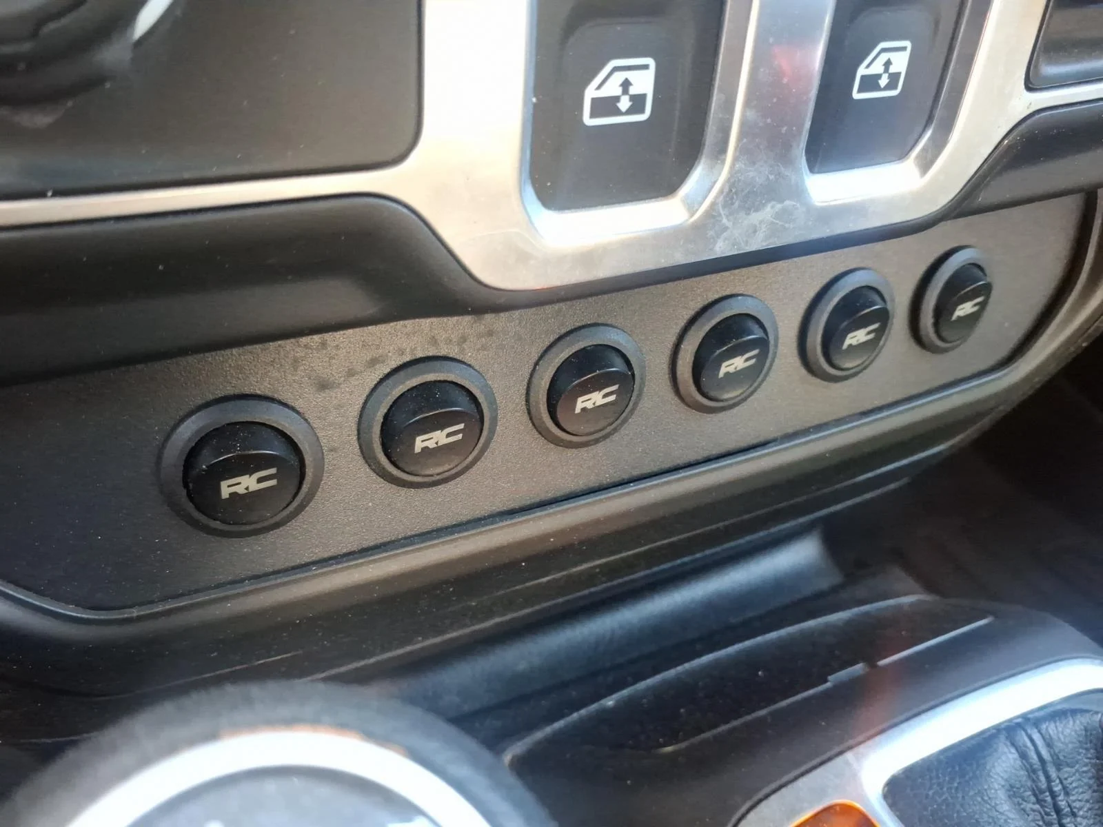 Used 2018 Granite Crystal Metallic Clearcoat Jeep Sport S image 9