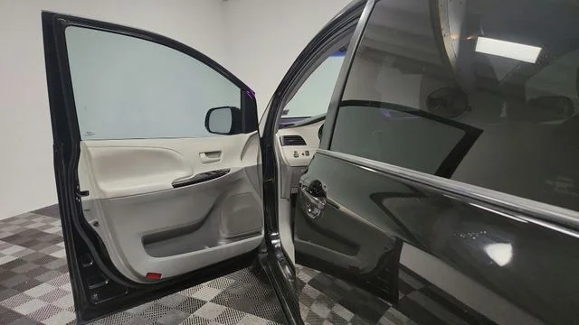 2014 Toyota Sienna L - Photo 14