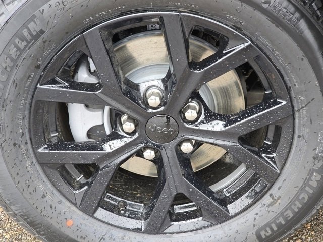 New 2026 Diamond Black Crystal Pearl-Coat Exterior Paint Jeep Laredo Altitude image 24