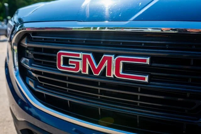 Used 2021 Blue Emerald Metallic GMC SLE image 13