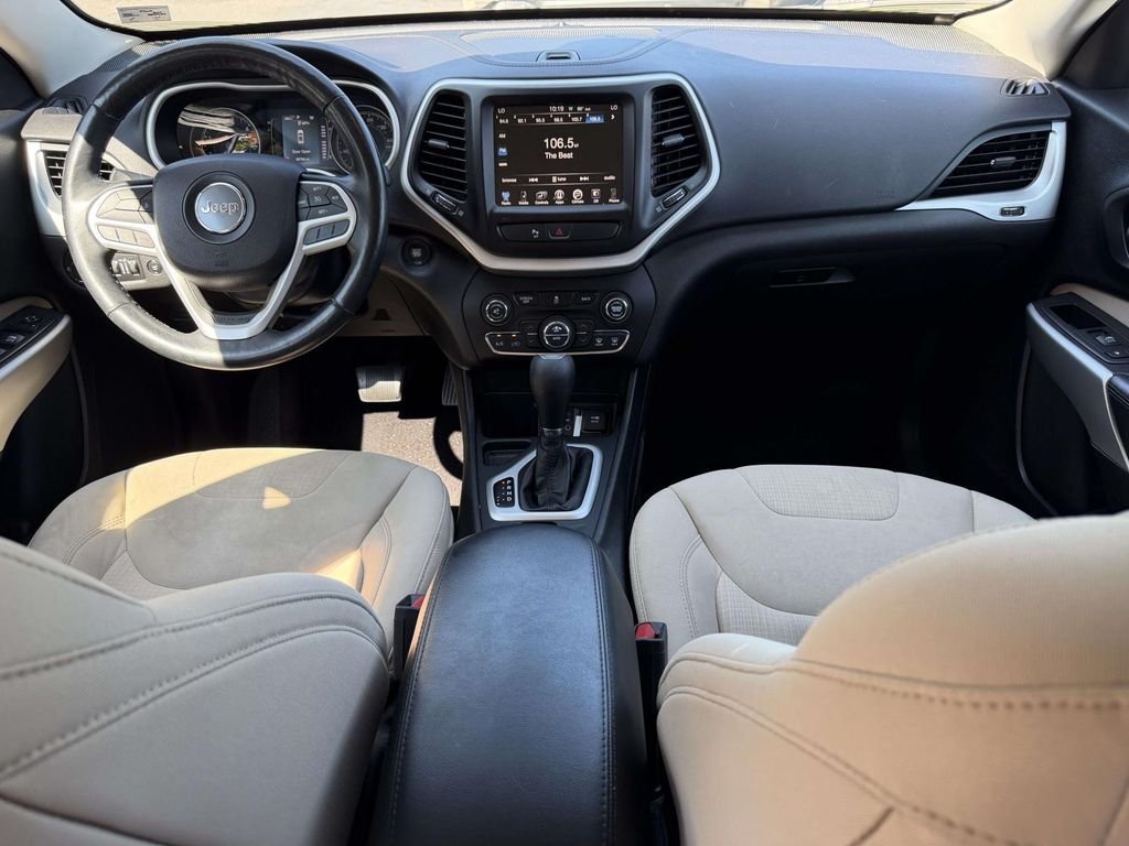 Used 2017 White Jeep Latitude image 8