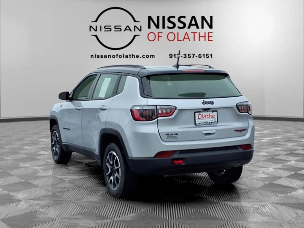 Used 2025 Silver Jeep Trailhawk image 3