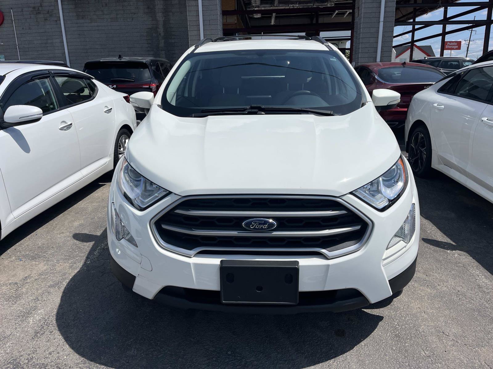 Used 2021 Diamond White Ford SE image 2