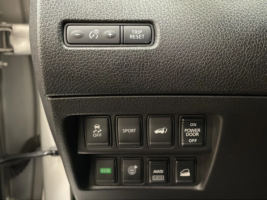 Used 2015 Silver Nissan SV image 28