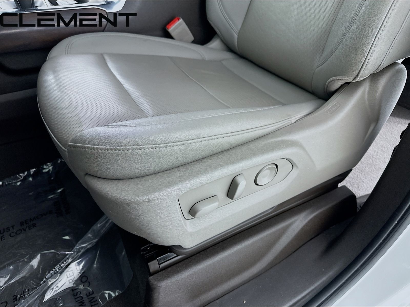 Used 2022 White GMC SLT image 29