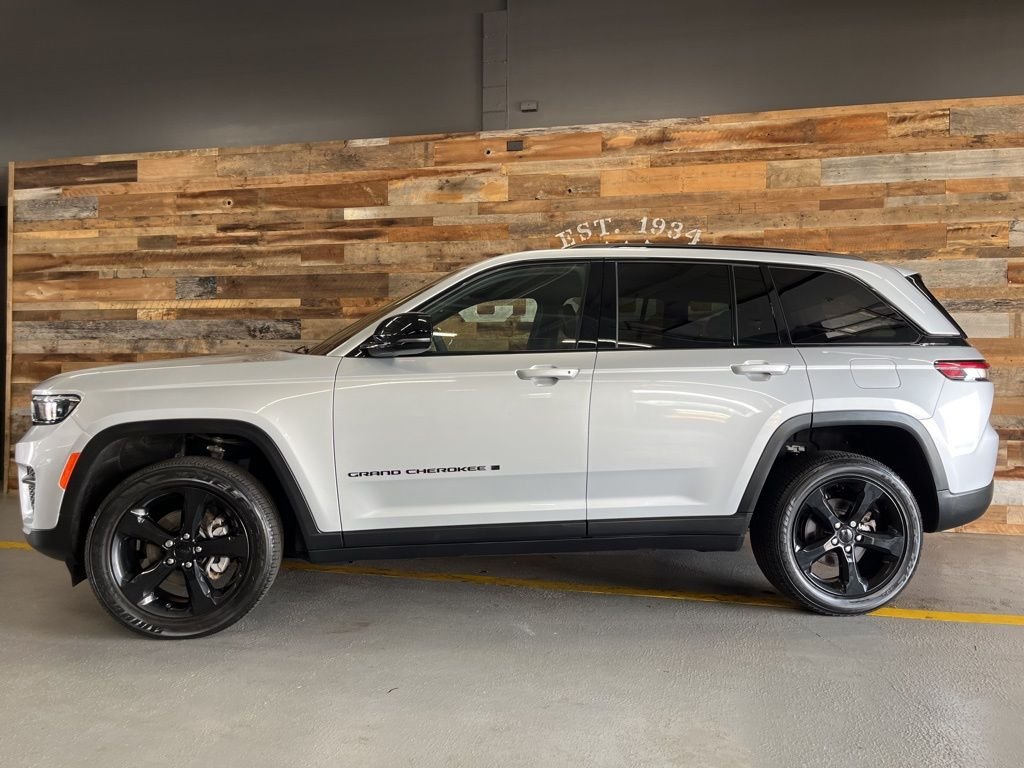 Used 2023 Silver Jeep Altitude X image 18