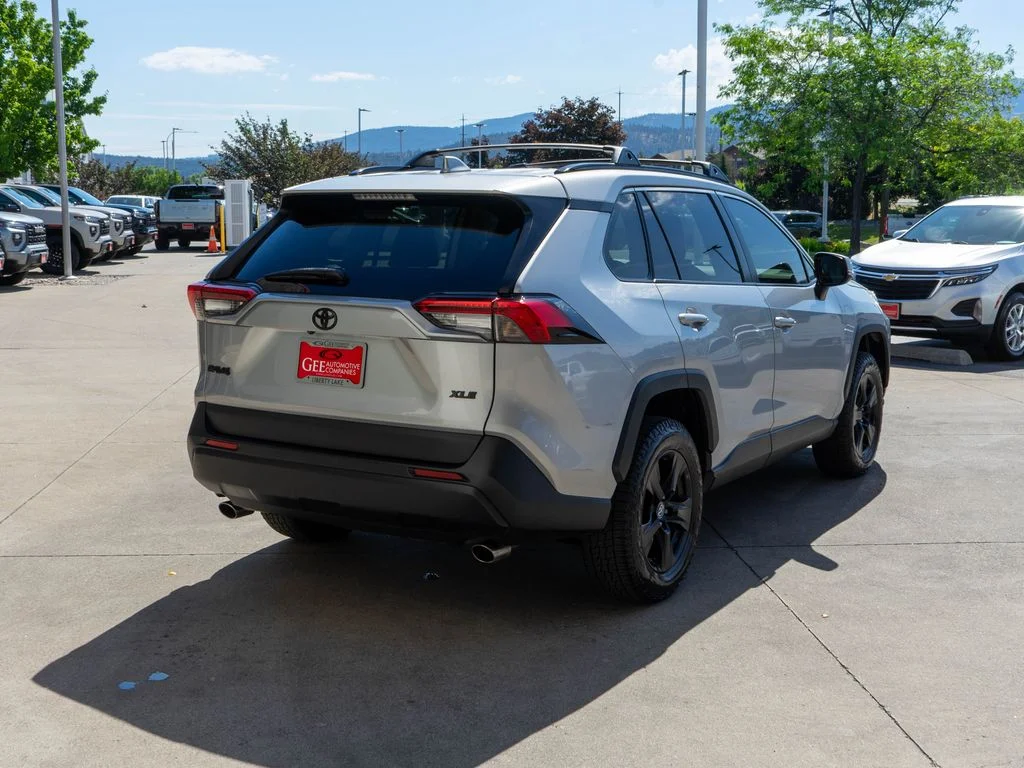 Used 2019 Silver Toyota XLE image 7