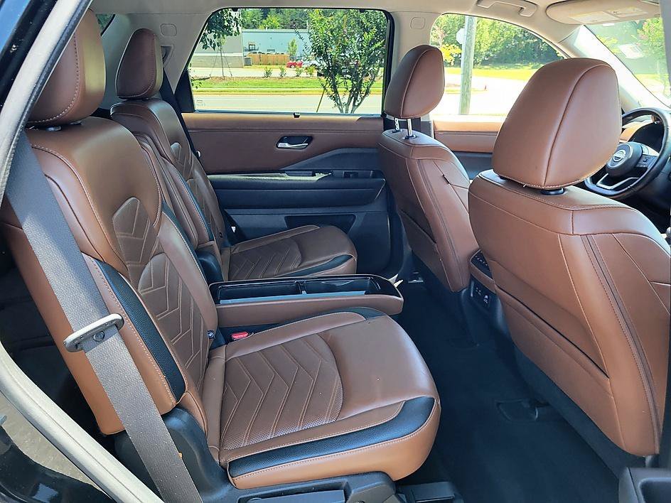 Used 2023 Super Black Nissan Platinum image 17