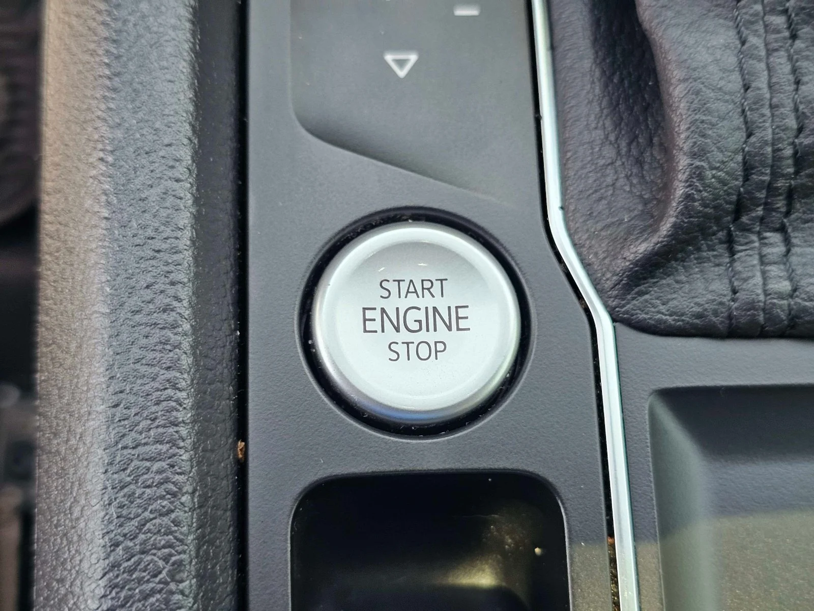 Used 2020  Volkswagen 3.6L V6 SE w/Technology R-Line image 23