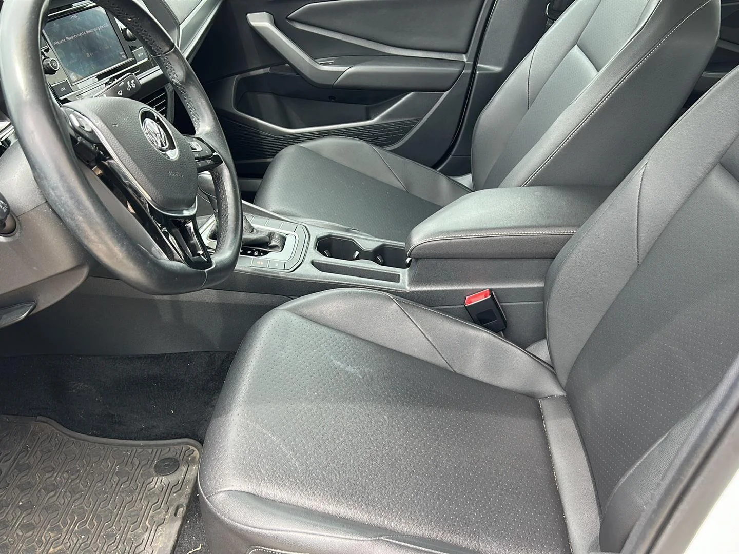 Used 2019 Pure White Volkswagen SE image 8