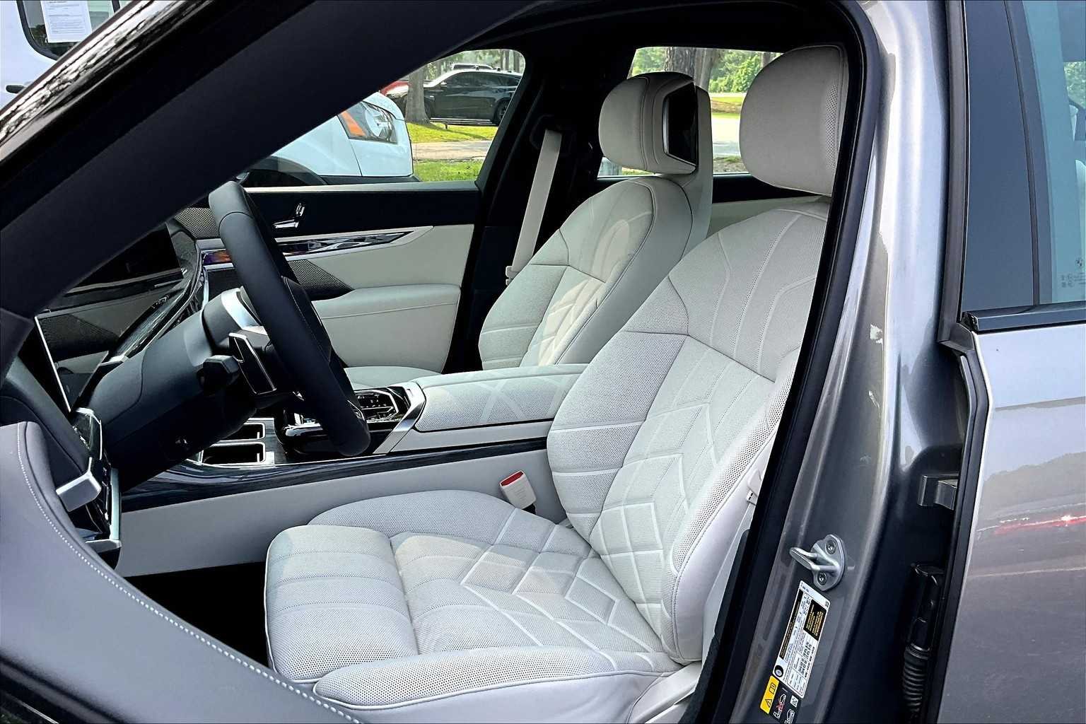 2025 BMW i7 50 - Photo 9