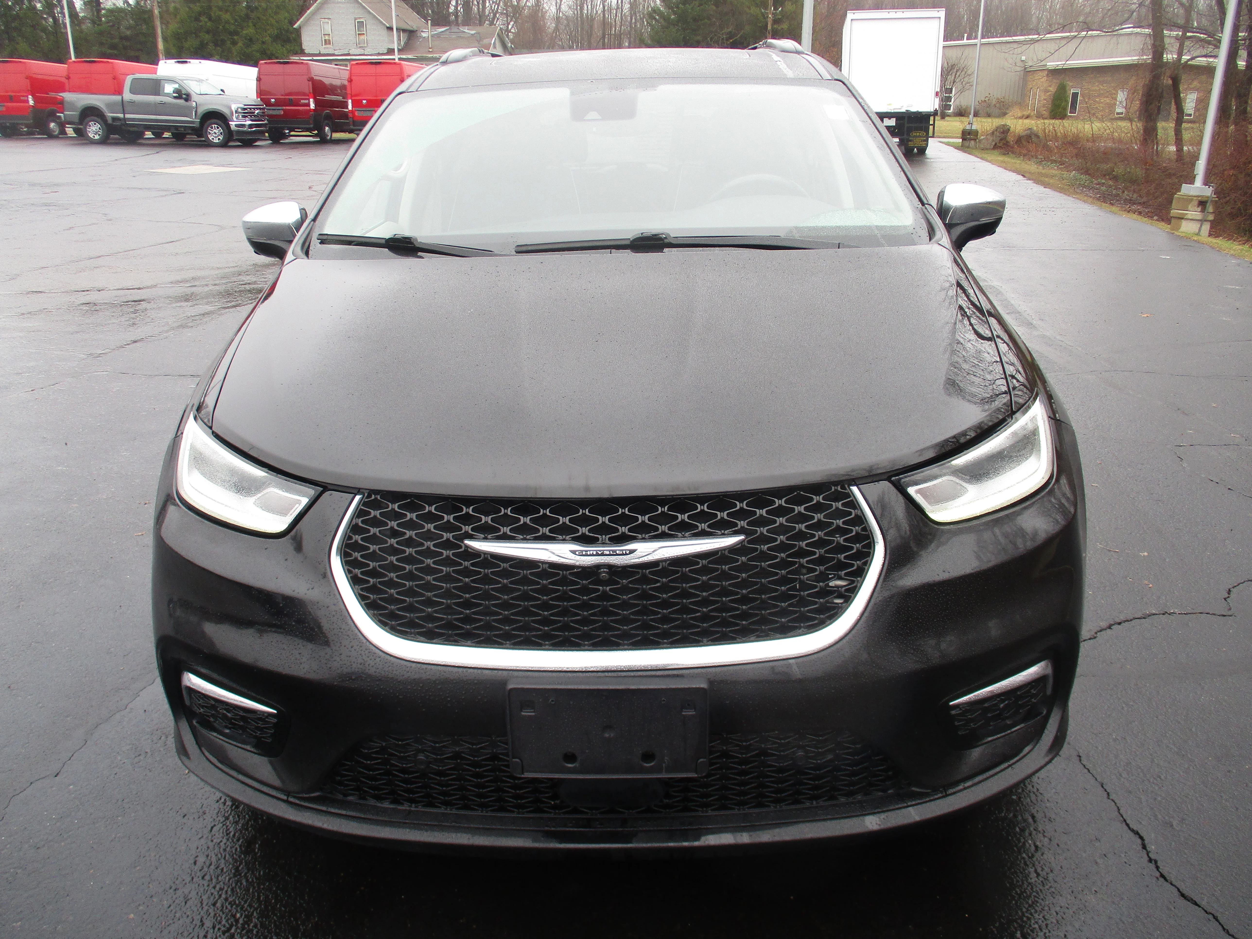 Used 2022 Brilliant Black Crystal Pearlcoat Chrysler Limited image 5