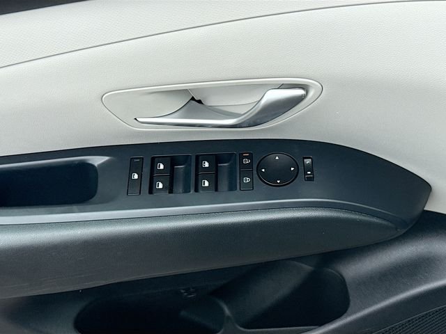 Used 2025 White Hyundai SE image 17