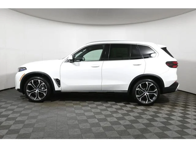 New 2026 Alpine White BMW xDrive40i image 2