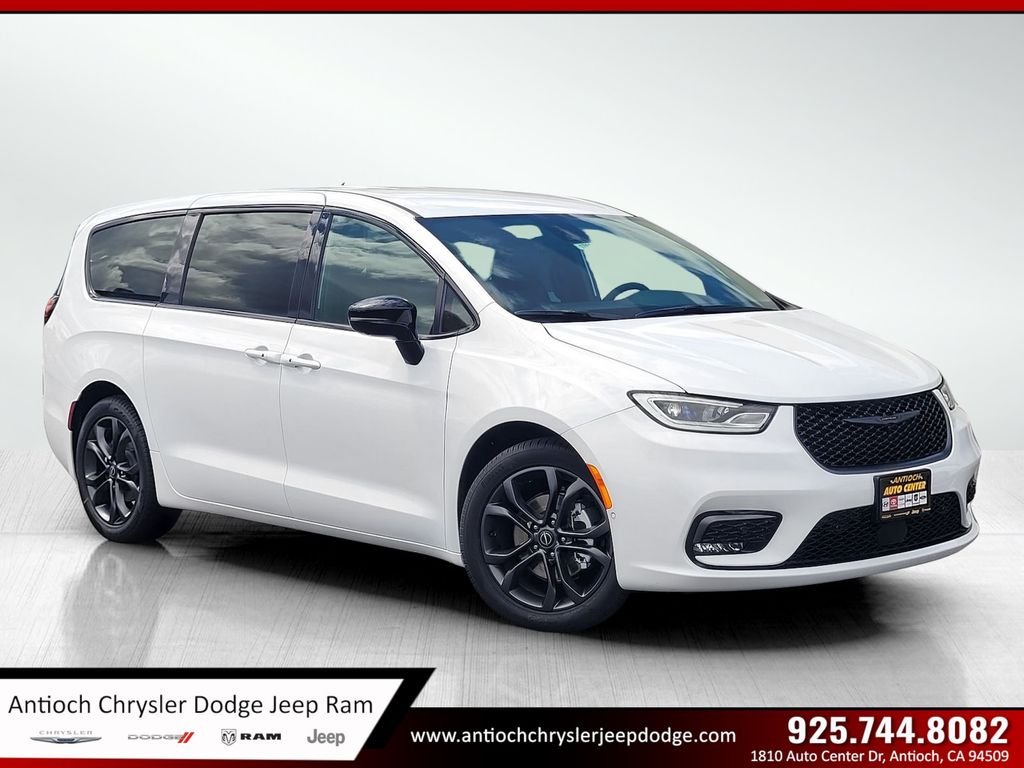2026 Chrysler Pacifica Select's photo