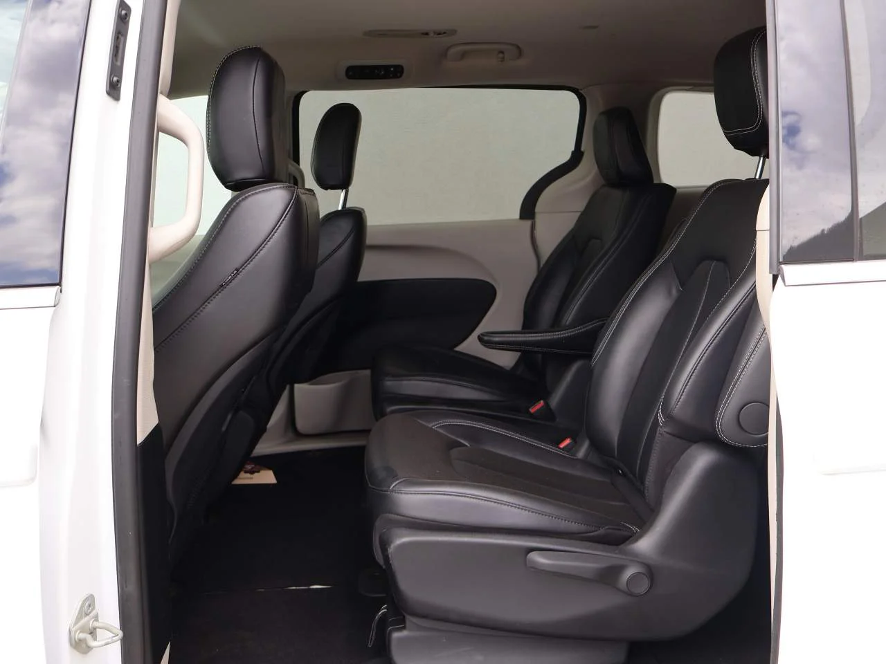 Used 2024 Bright White Clear Coat Chrysler Select image 10