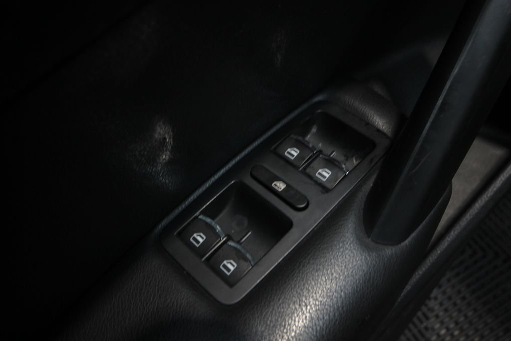 Used 2013 Black Volkswagen 2.5 S image 13