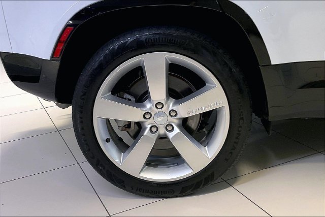 Used 2024 Fuji White Land Rover X-Dynamic SE image 8