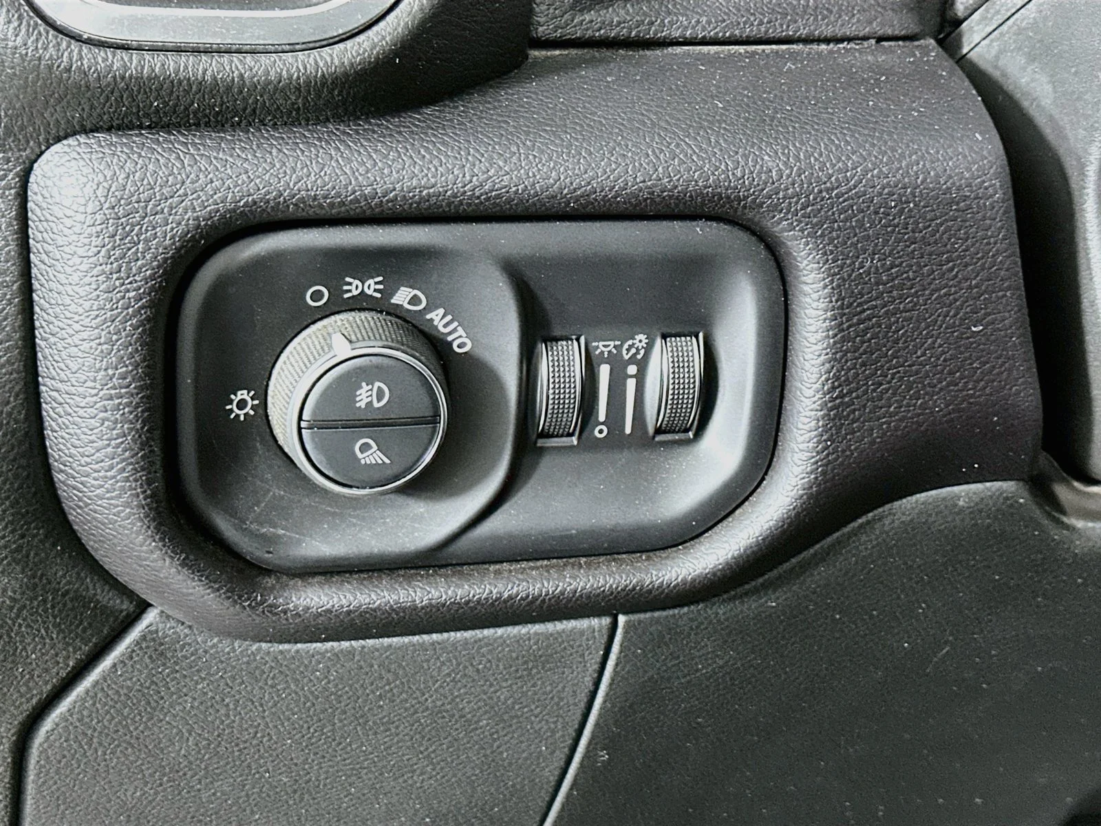 Used 2022 Patriot Blue Pearlcoat Ram Laramie image 10