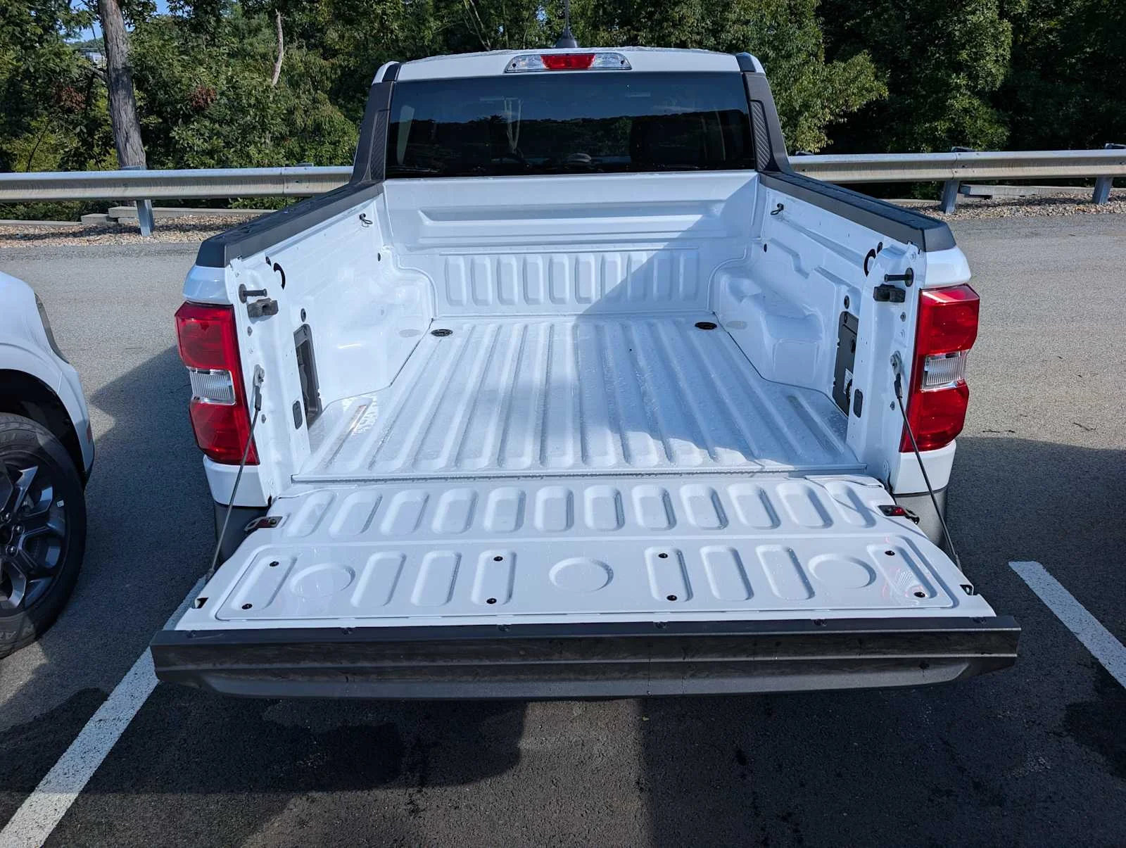 New 2026 Oxford White Ford XLT image 7
