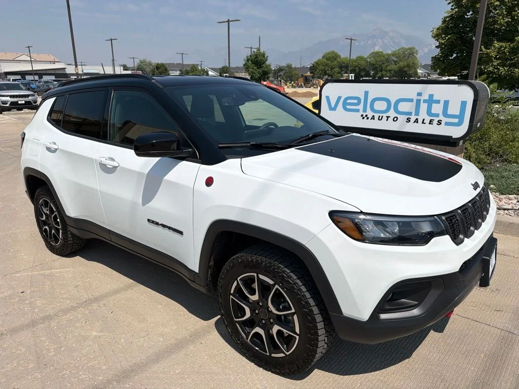 Used 2025 White Jeep Trailhawk image 1