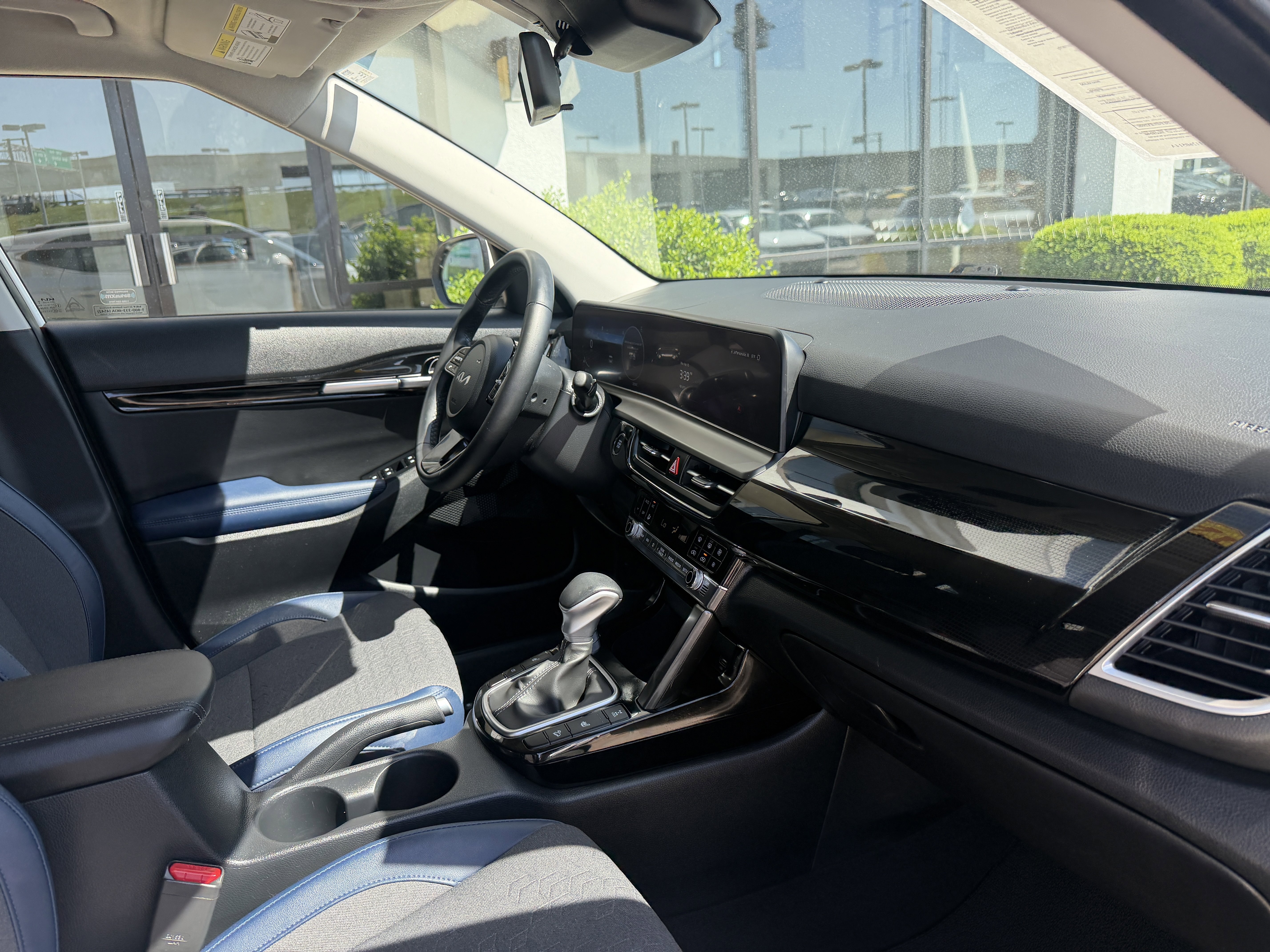 Used 2024 Snow White Pearl Kia S image 22