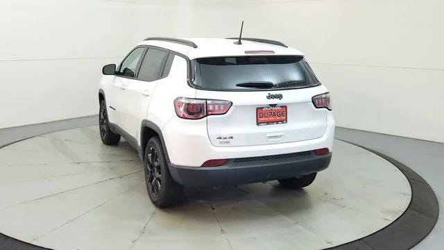 New 2026 Bright White Clear-Coat Exterior Paint Jeep Latitude image 9
