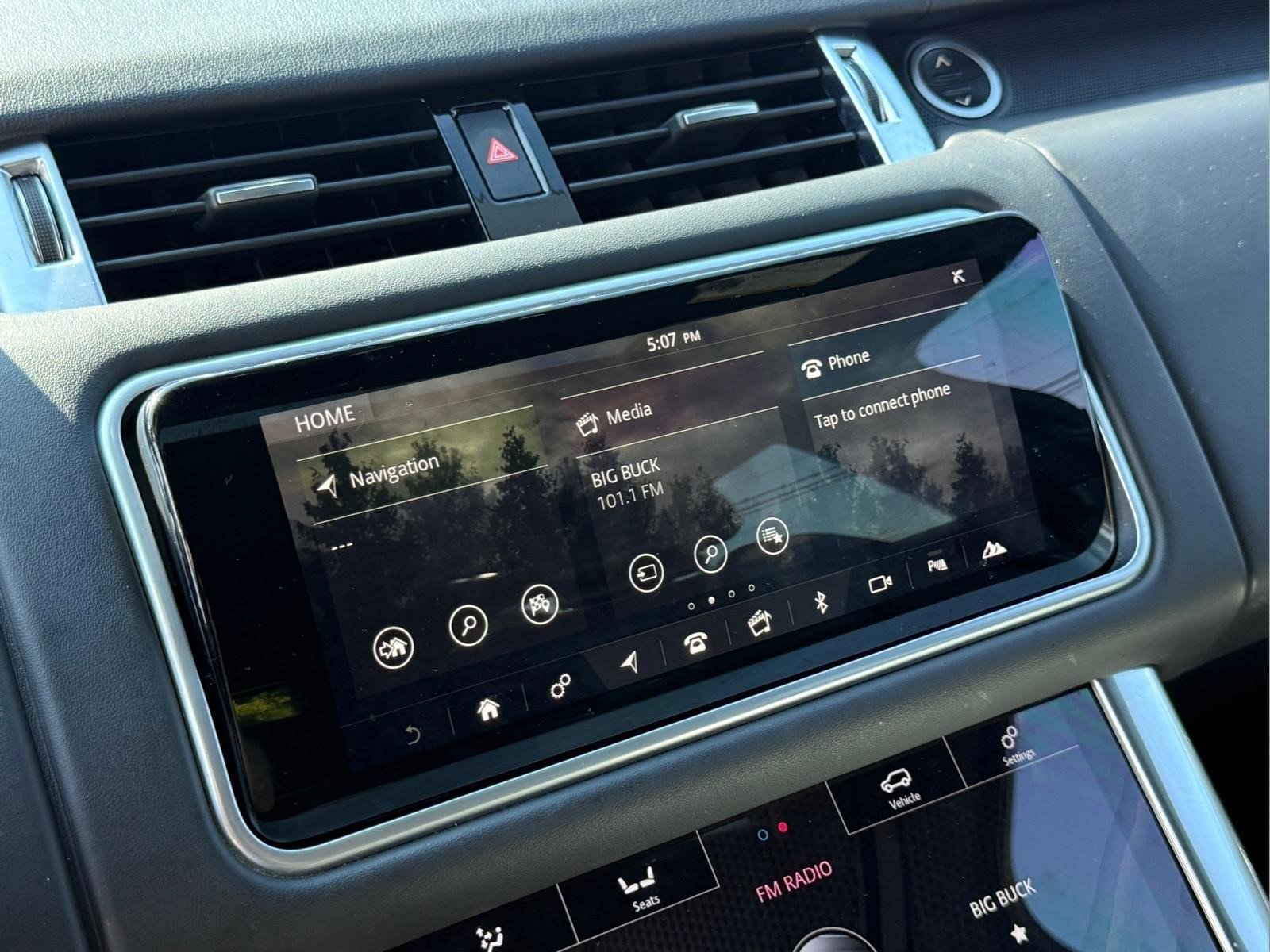 Used 2019  Land Rover Dynamic image 21
