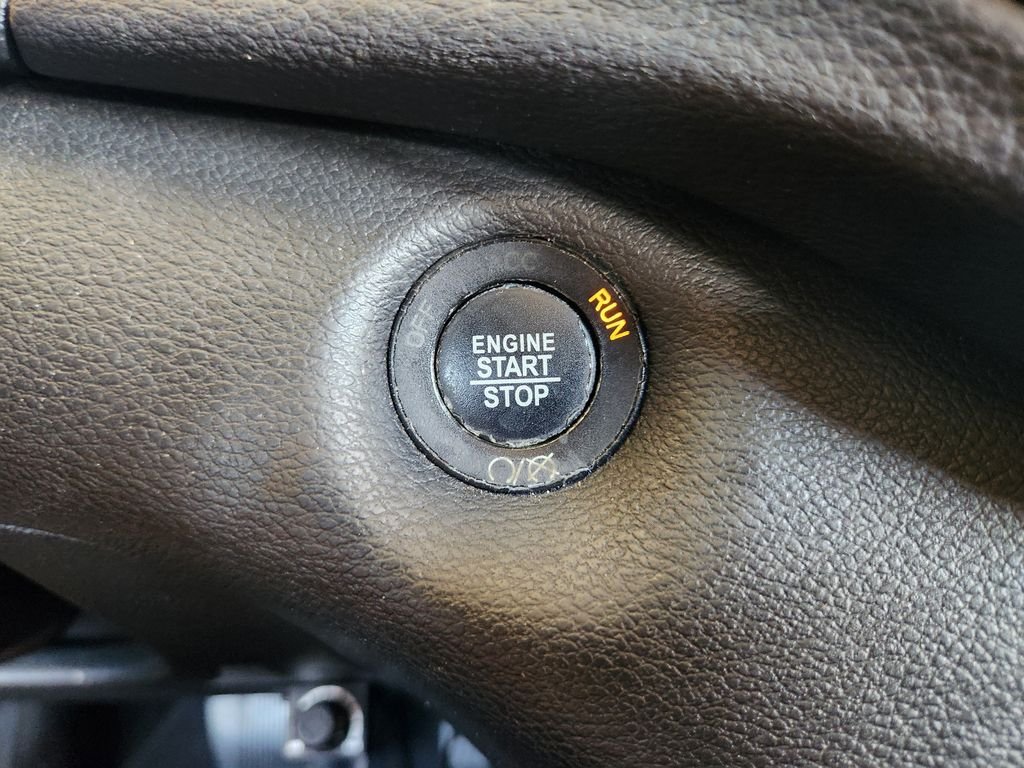 Used 2019 Diamond Black Crystal Pearlcoat Jeep Limited image 21