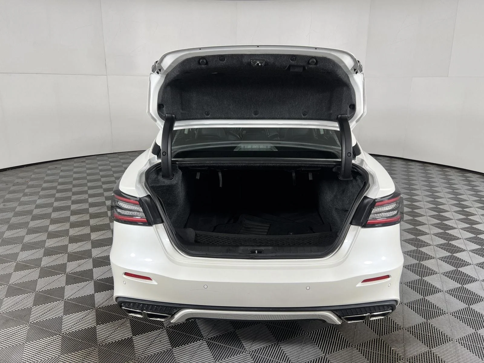 Used 2020 Pearl White Tricoat Nissan SL image 9