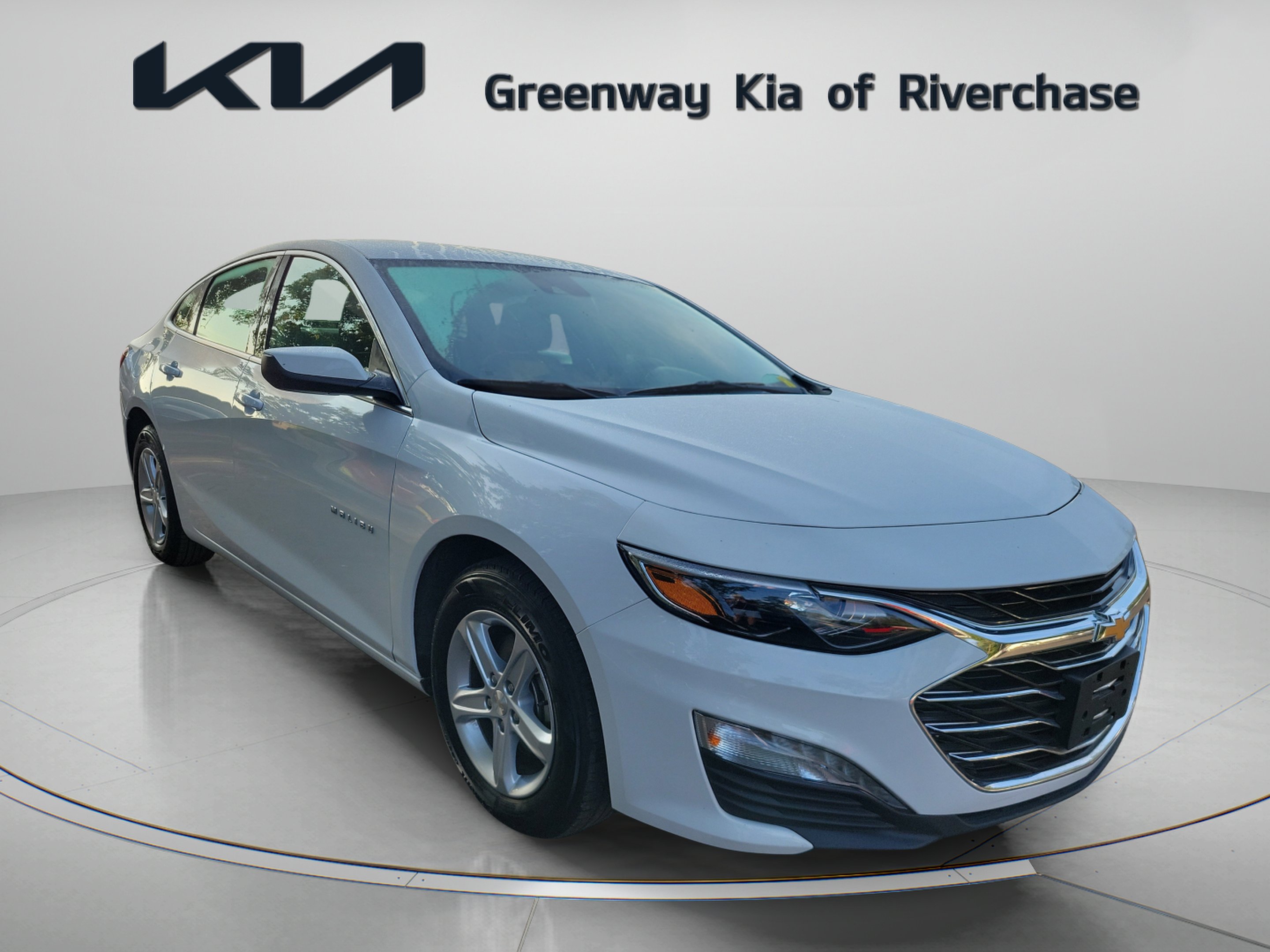 Used 2024 Summit White Chevrolet LT image 1
