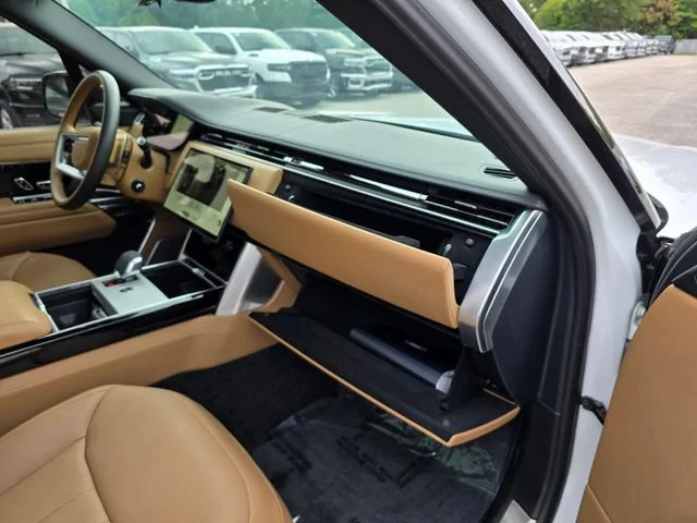 Used 2025 Ostuni Pearl Wht Prem Met Land Rover Autobiography image 39