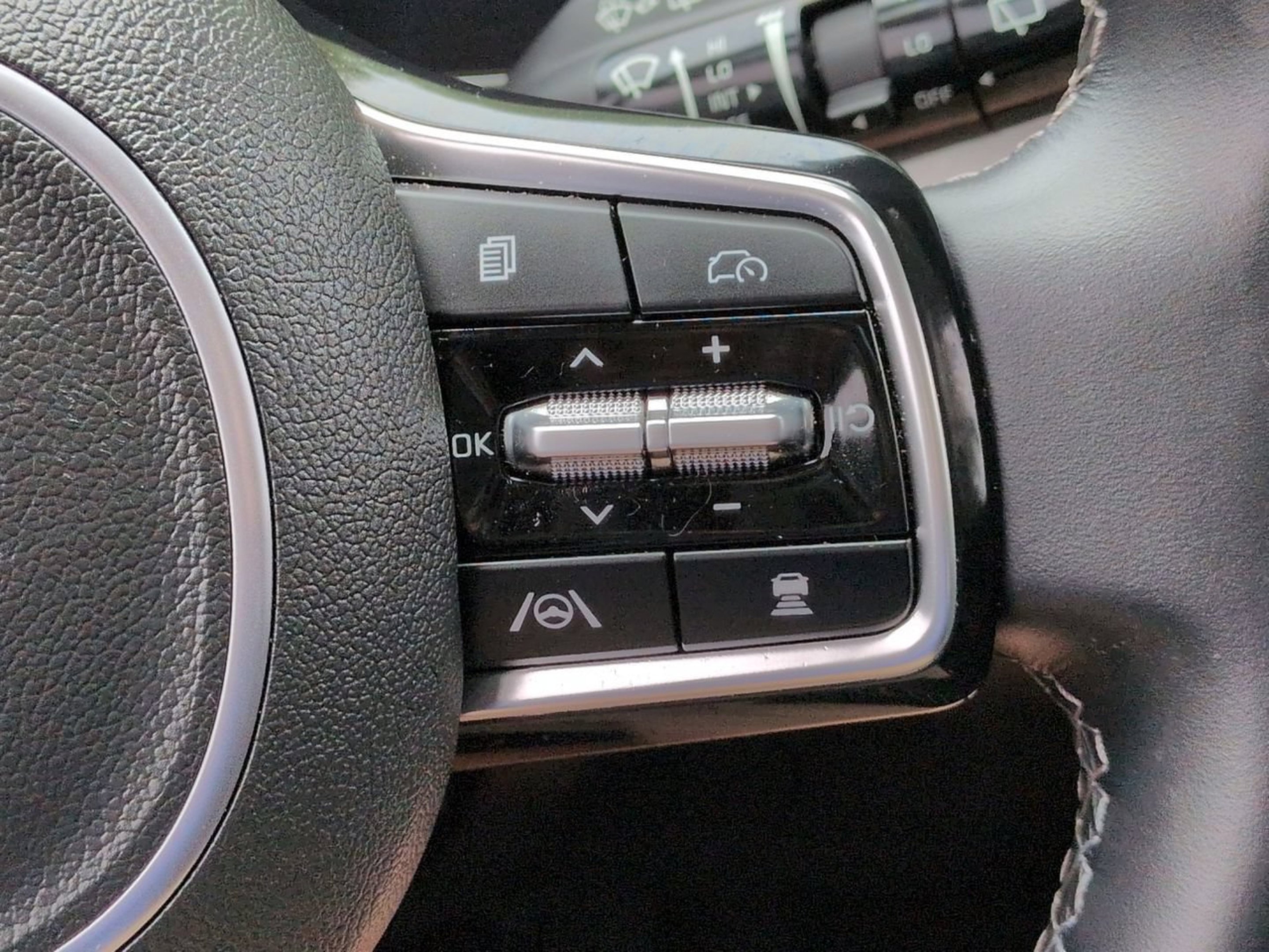 Certified Used 2025 Wolf Gray Kia S image 32