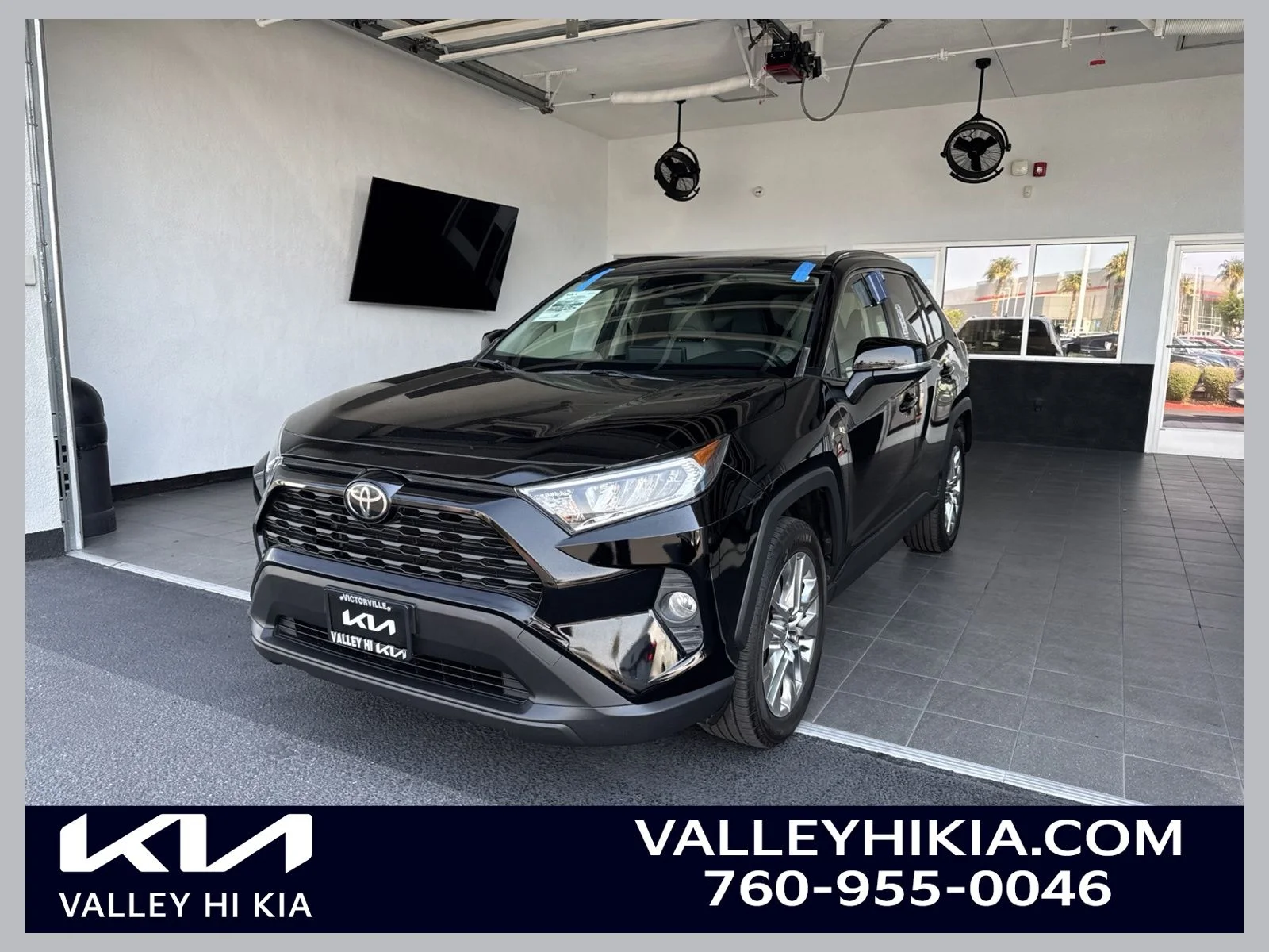 Used 2020 Midnight Black Metallic Toyota XLE Premium image 1
