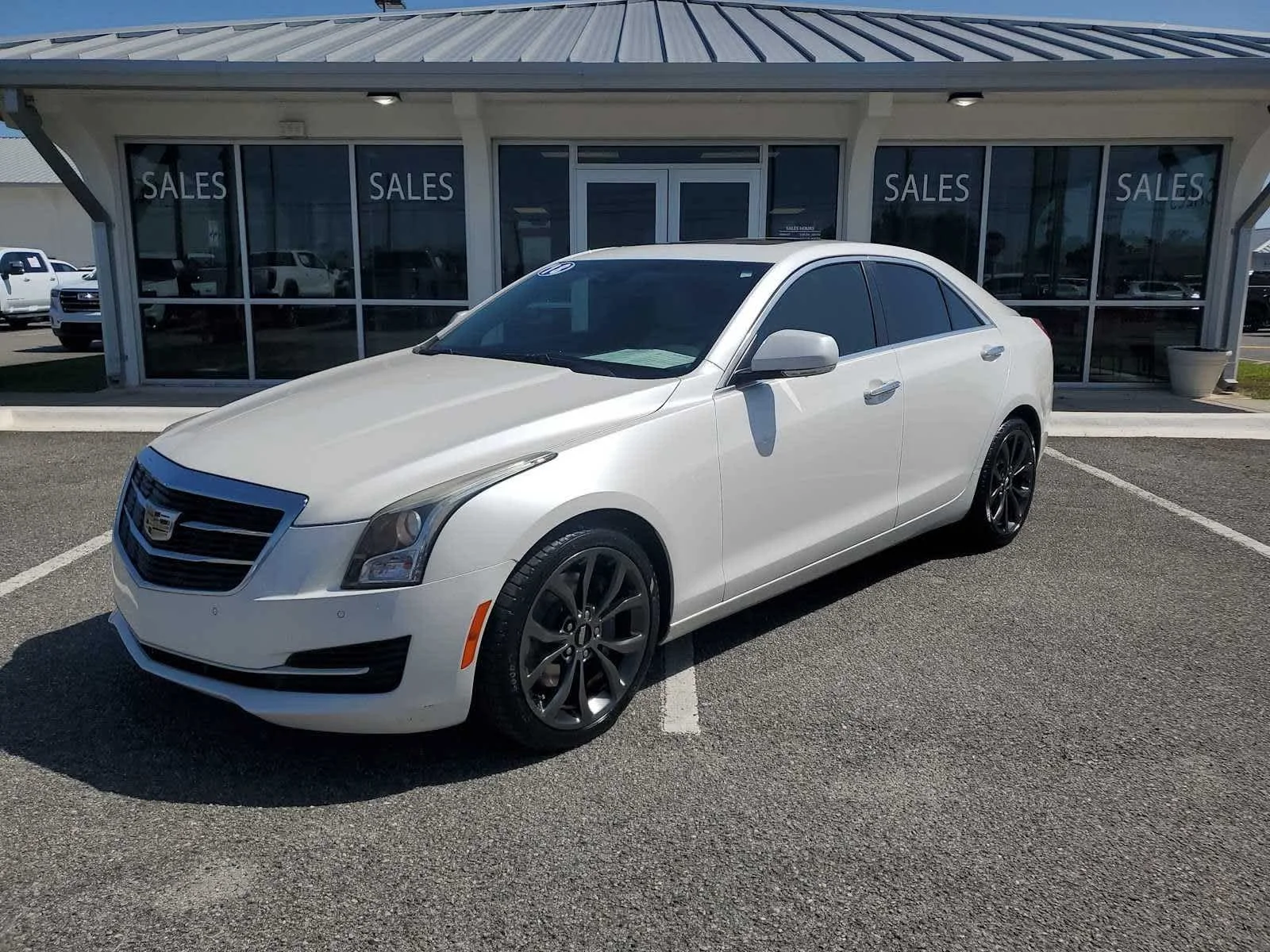 Used 2018 CRYSTAL WHITE TRICOAT Cadillac Luxury AWD image 1