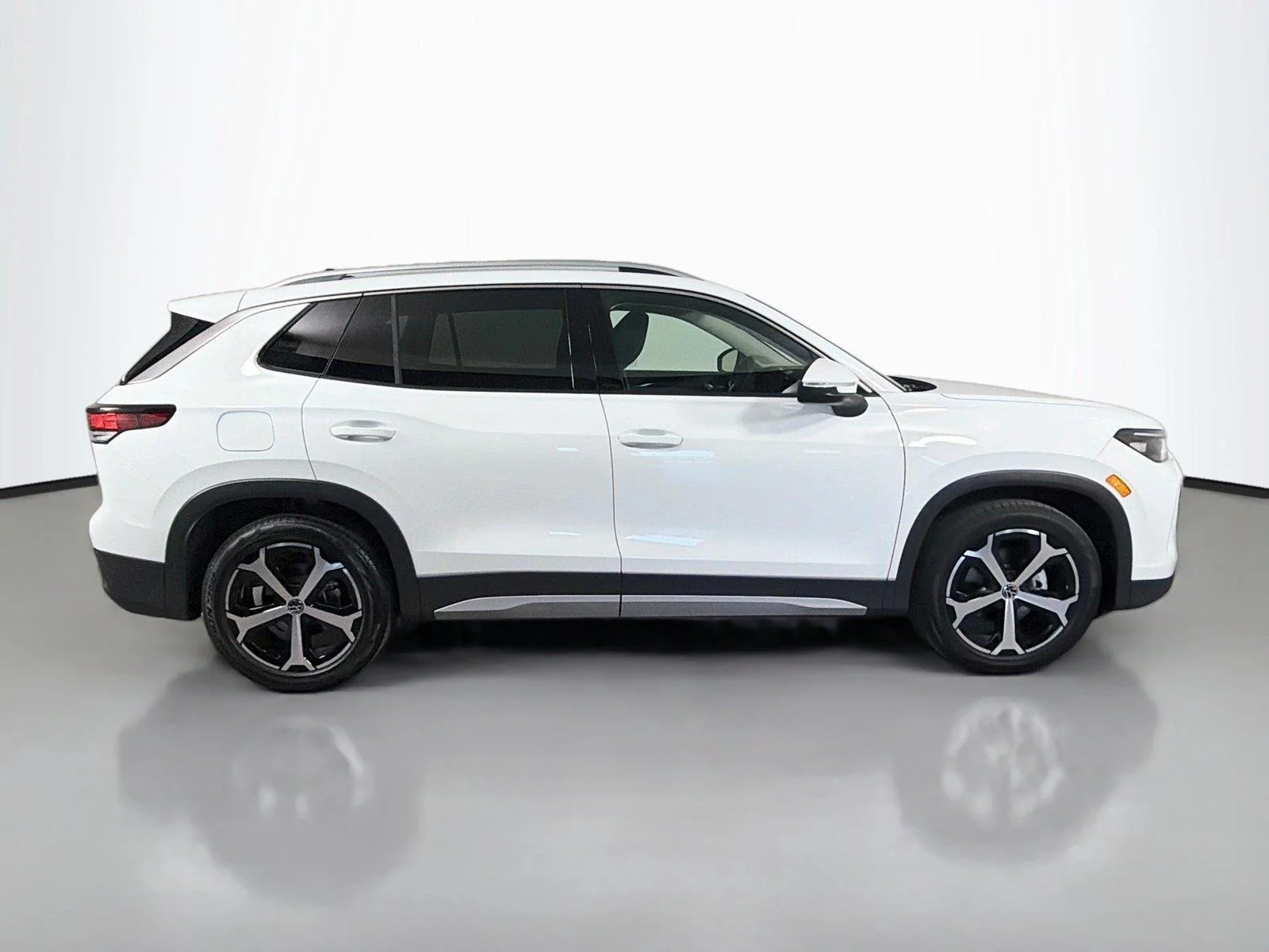 New 2026 Pure White Volkswagen SE image 4