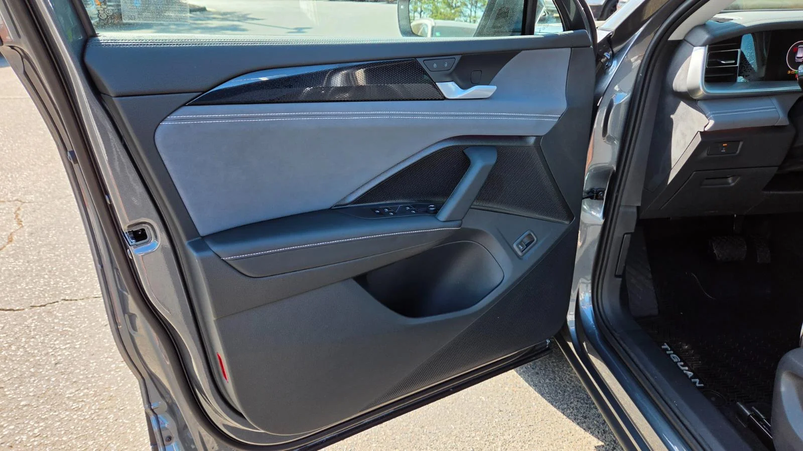 New 2026 Platinum Gray Metallic Volkswagen SE image 19