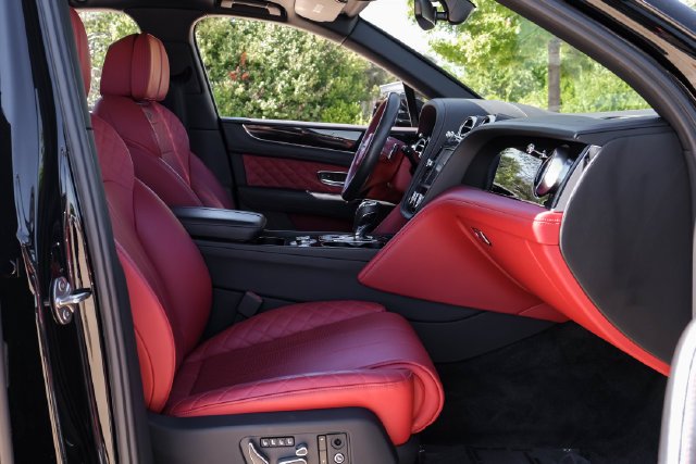 Used 2019 Black Crystal over Cricket Ball Bentley V8 image 49