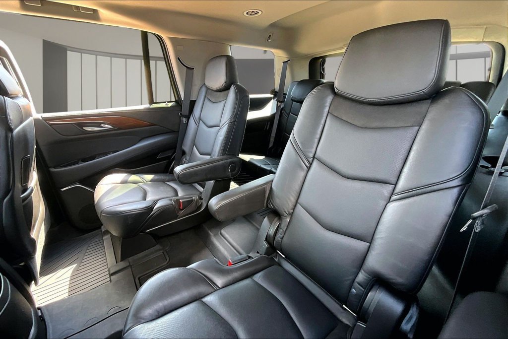 Used 2019 Silver Cadillac Luxury image 28