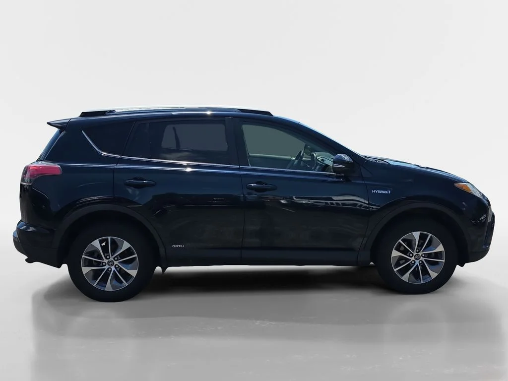 Used 2018 Galactic Aqua Mica Toyota XLE image 3