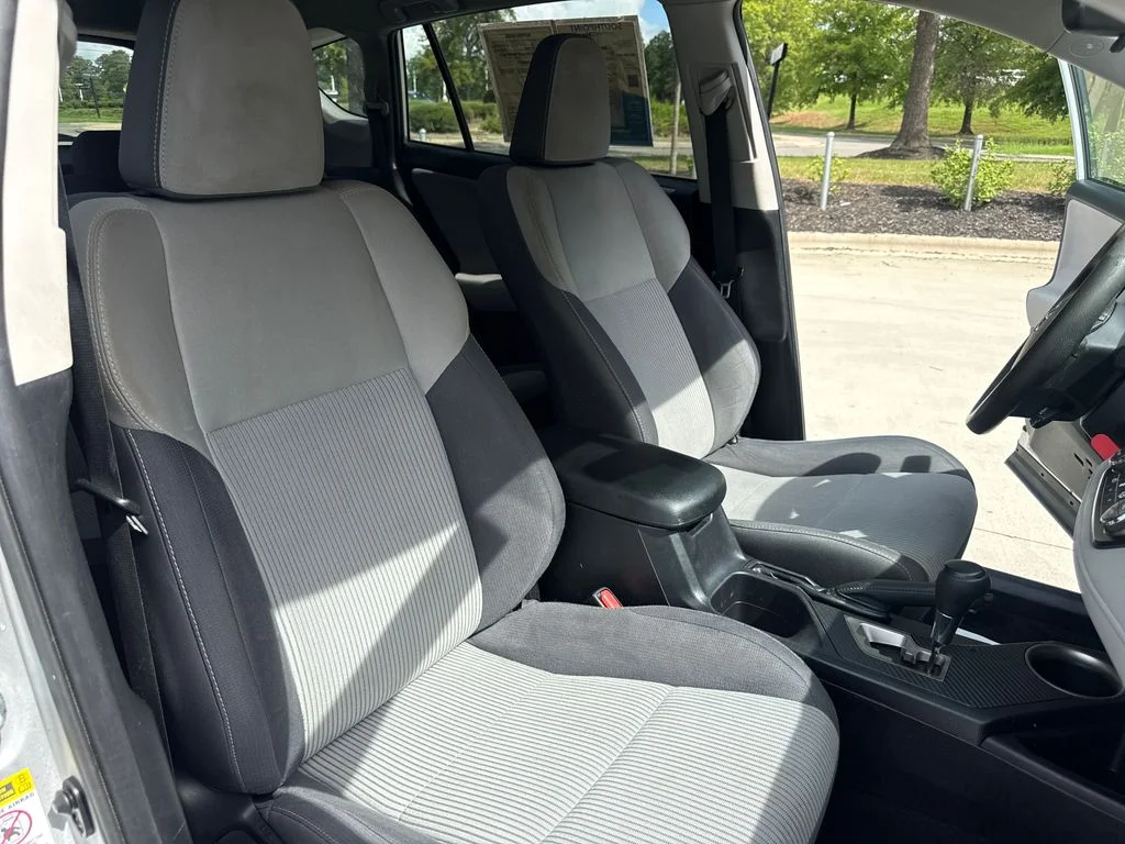 Used 2015 Classic Silver Metallic Toyota XLE image 34