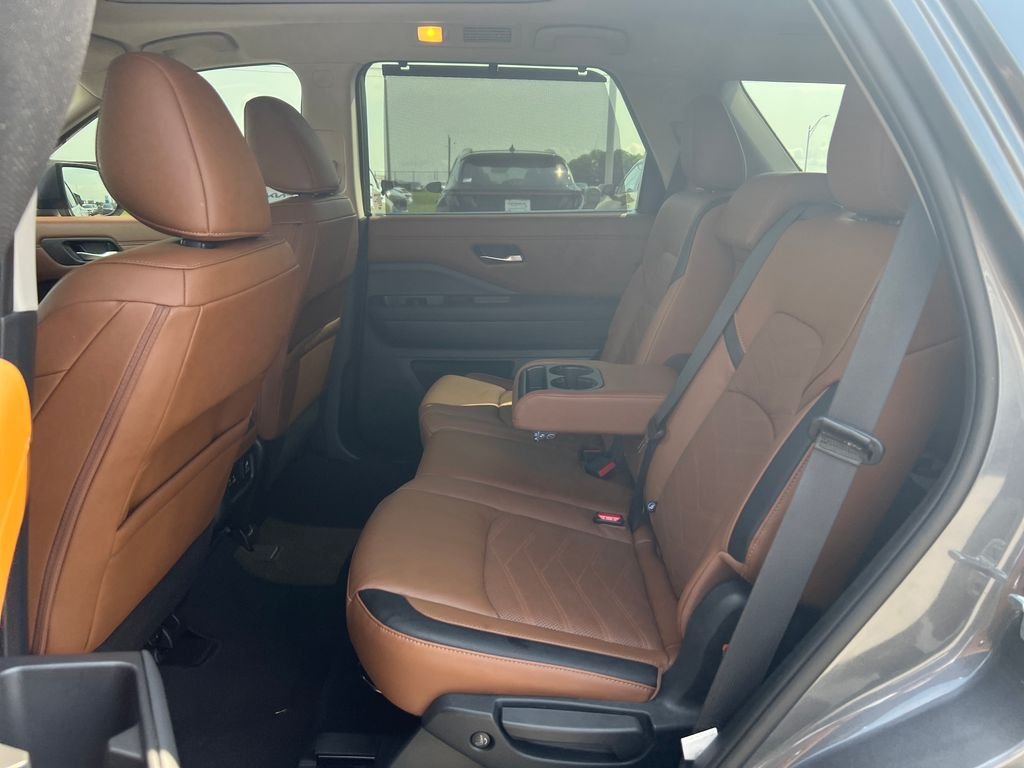 Used 2025 Gray Nissan Platinum image 14