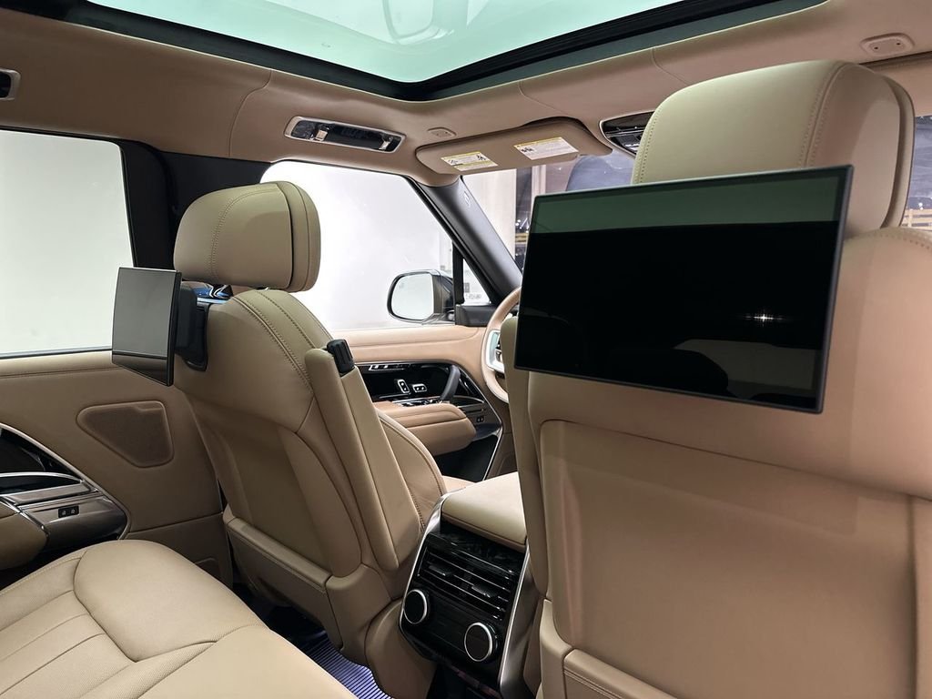 Used 2023  Land Rover Autobiography image 21