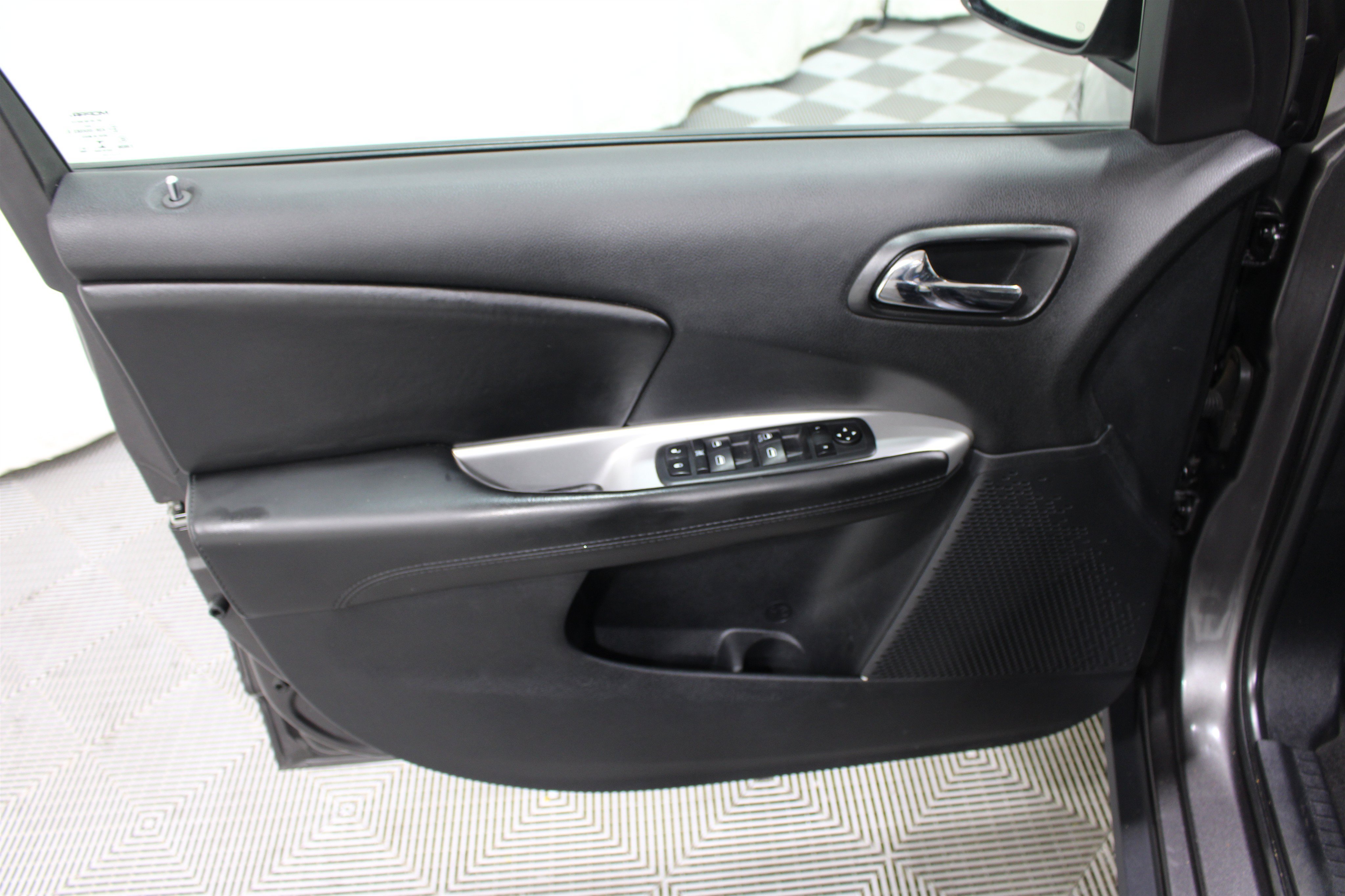 Used 2020 Granite Pearlcoat Dodge SE Value image 4