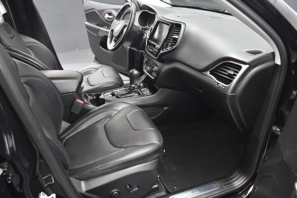 Used 2019 Black Jeep Overland image 30